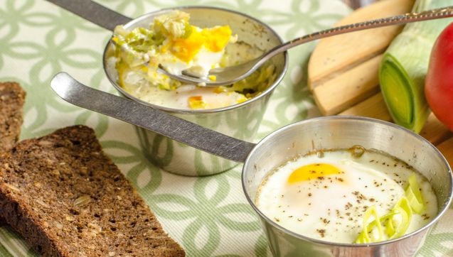 Cocotte eggs with cream and leeks