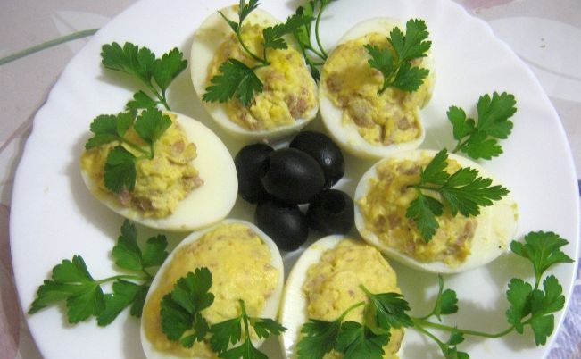 Eggs stuffed with canned fish