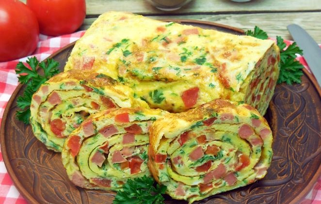 Egg roll with sausage, tomatoes and herbs