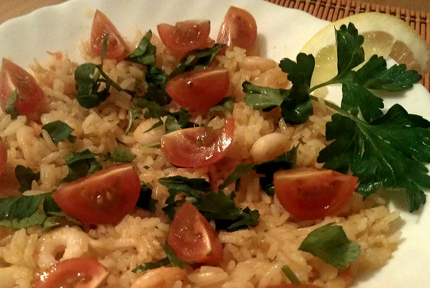 Fried rice with shrimps and parsley