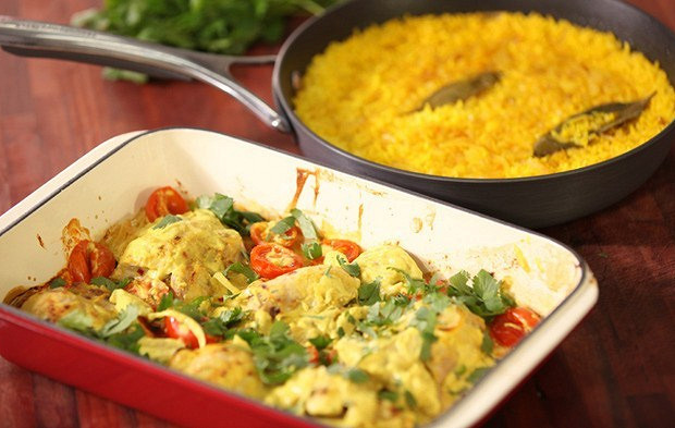 Chicken in curry yoghurt sauce with rice garnish