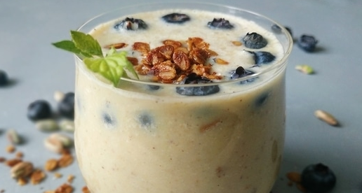 Banana granola smoothie