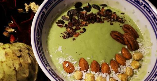 Smoothie with pear and matcha tea