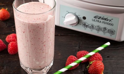 Milkshake with dried berries
