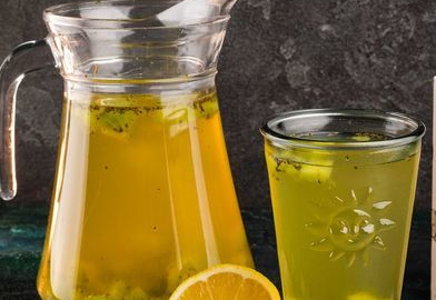 Vitamin tea with kiwi and mint sugar
