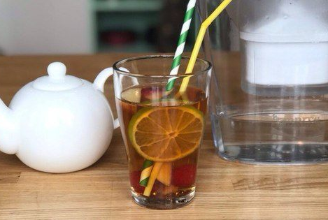 Cold tea with raspberry and lemon