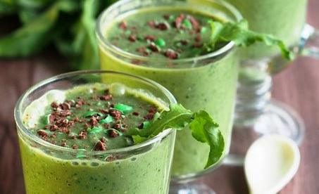 Smoothie with sorrel, fruits and cereals