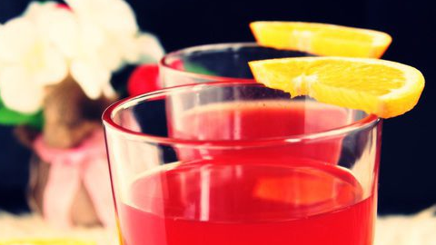 Berry juice with honey and ginger