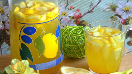 Lemonade with turmeric