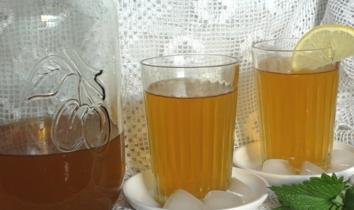 Apple tea with mint