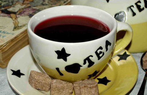 Warming drink with blackcurrant and mint
