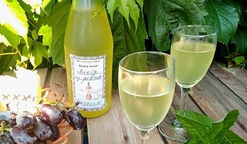 Rhubarb liqueur