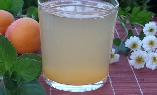 Apricot compote with lemon juice
