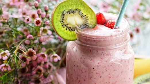 Strawberry banana smoothie with kiwi and chia seeds