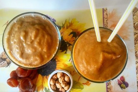 Smoothie with bananas and dried apricots
