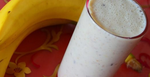 Oat-rye smoothie with bran, flax seeds and banana