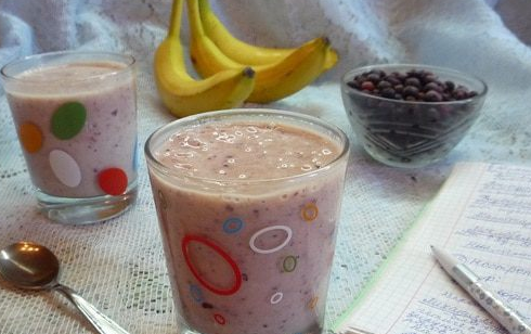 Blackcurrant and banana smoothie