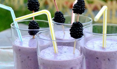Smoothie walnut with blackberry