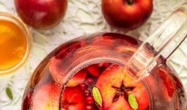 Apple tea with cranberries, cranberries and cardamom