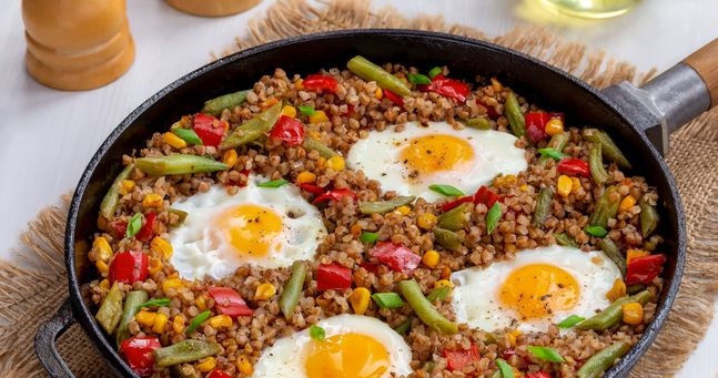Buckwheat with green beans, bell pepper, corn and eggs