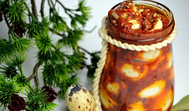 Quail eggs in spicy tomato sauce