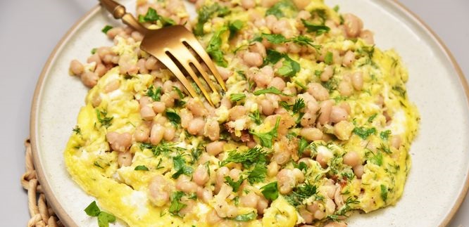 Canned Beans Sauteed with Onions and Eggs