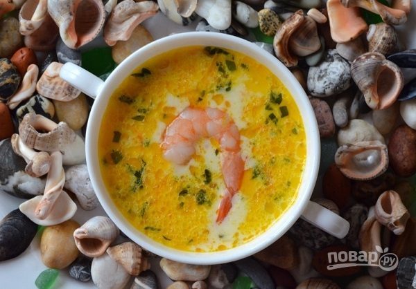 Cheese soup with shrimps