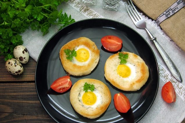 Quail eggs in bread