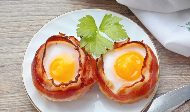 Fried eggs in bacon 