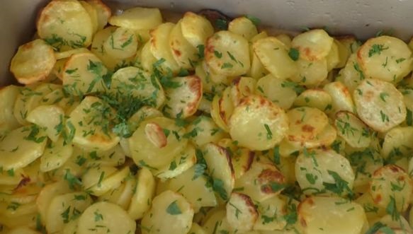 Potatoes with garlic in the oven