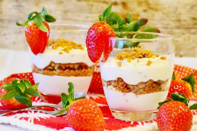 Trifle With Cottage Cheese Cream, Strawberries And Cookies