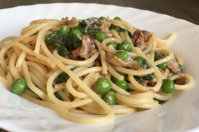 Spaghetti With Bacon, Green Peas And Cheese