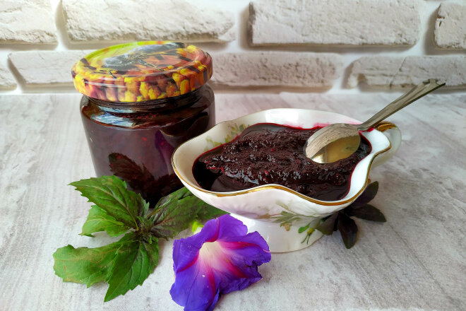 Chokeberry Sauce With Garlic And Herbs