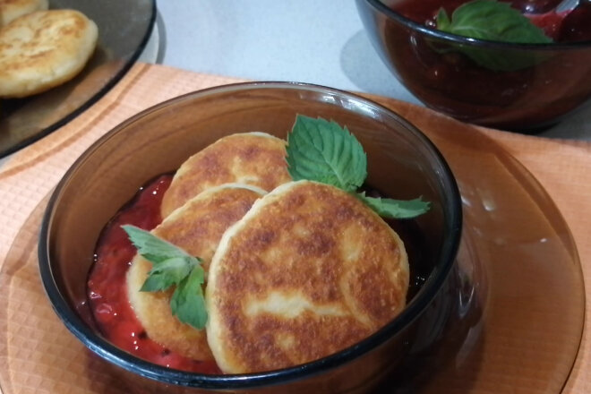 Semolina Meatballs With Berry Jelly Sauce
