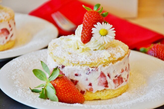 Biscuits With Strawberries And Curd Cream