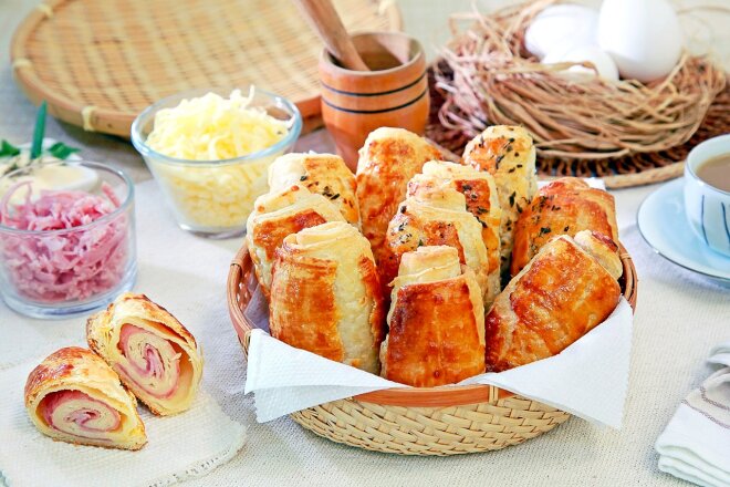 Puff Pastry Rolls With Cheese And Ham