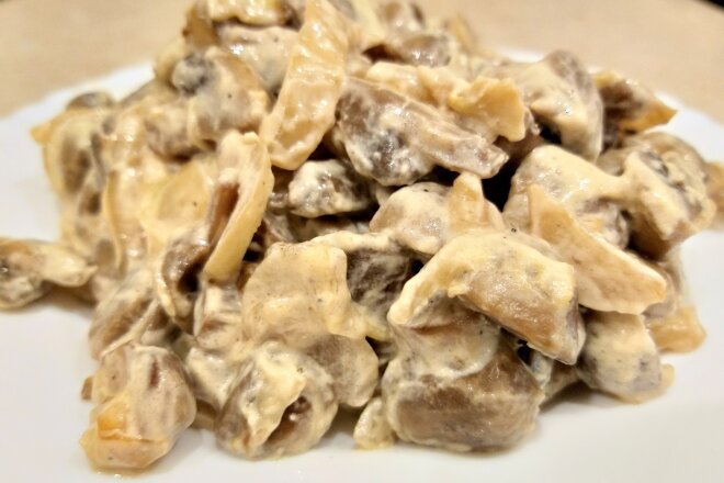 Pan-Fried Champignons With Sour Cream And Onions