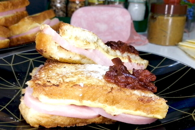 Monte Cristo Sandwich With Ham, Cheese And Honey