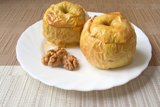 Baked Apples With Walnuts, Cinnamon And Honey