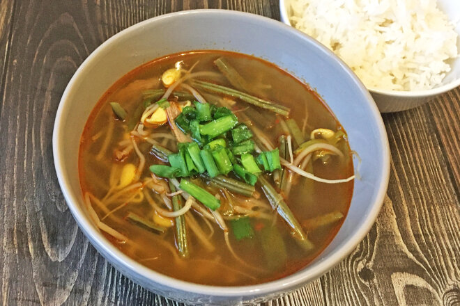 Korean Spicy Soup With Yukkejan Beef (Yukkejan)
