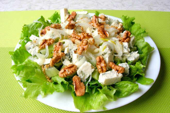 Duchess Salad With Kiwi, Walnuts And Dor Blue Cheese