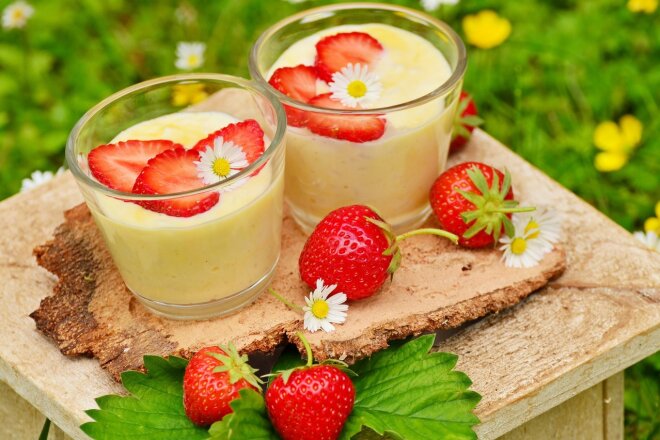 Vanilla Milk Pudding With Strawberries