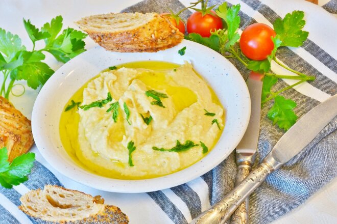 Hummus With Garlic And Lemon Juice