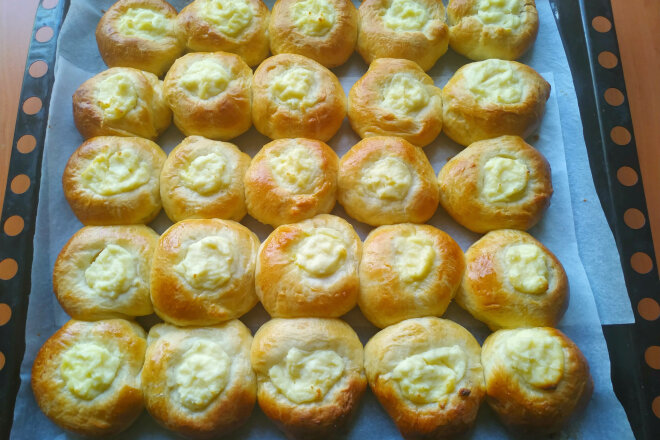 Cheesecakes With Cottage Cheese From Yeast Dough In Milk