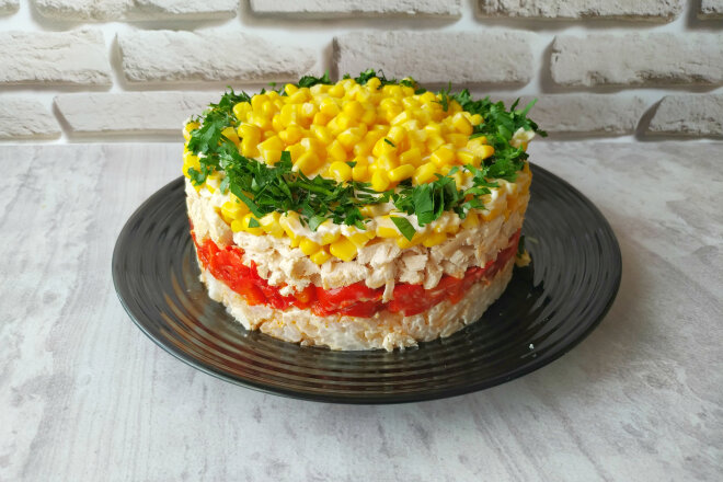 Puff Salad With Chicken, Pickled Peppers And CornСлоеный салат с курицей, маринованным перцем и кукурузой