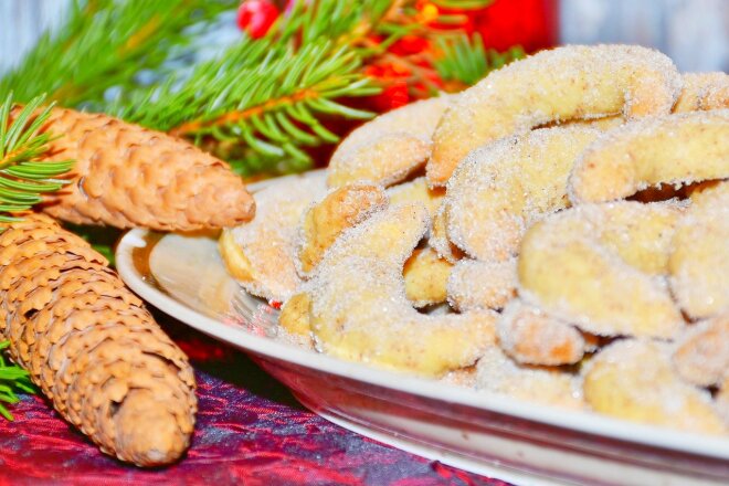 Vanilla Shortcrust Pastry Bagels With Almonds