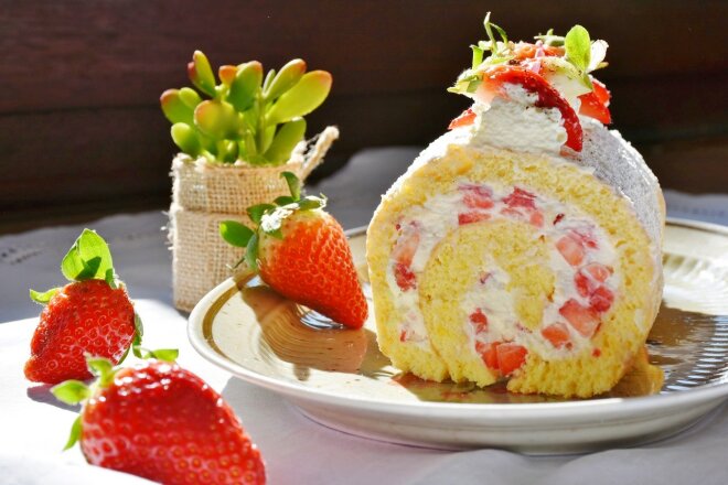 Sponge Roll With Strawberries And Cream